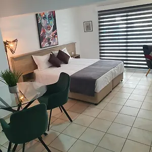 larnaca-bay-suites.hotelsatayianapa.com/